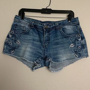 Shyanne Mid-rise Cut Off Denim Shorts floral embroidered detail. Size 32 raw Hem